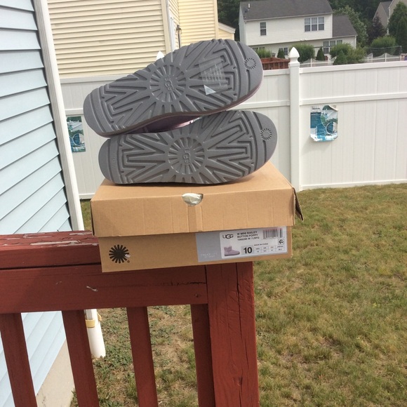 UGG MINI BAILEY BUTTON POPPY - Picture 7 of 8